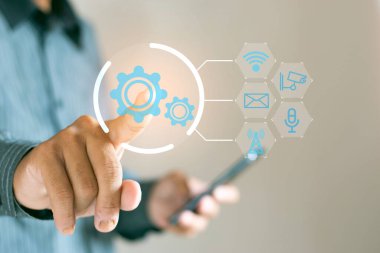 Dünyanın her yerinden görülebilen ve erişilebilen mobil ağ üzerinden evler, binalar ve ofisler için akıllı ev bağlantısı teknolojisi güvenlik sistemi.