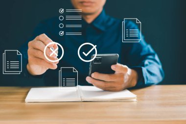 İş adamları çevrimiçi denetleme soruşturmaları için bilgisayar kullanır ve dijital belgelerde elektronik belgeleri yönetir.
