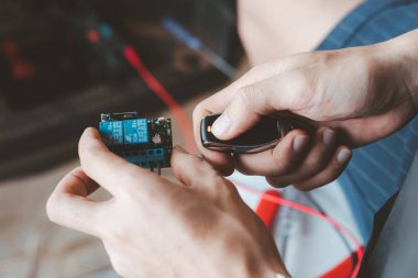 Kullanıma uygun ve güvenli kullanım için uzaktan kumandayla bağlantı sistemlerinin kurulumu ve test edilmesi.