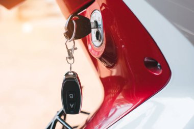 Motosiklet güvenlik sistemi, modern teknolojiyle uzaktan kilitlenmiş ve emniyete alınmış. Anahtar yerine uzaktan kumanda kullanmak.