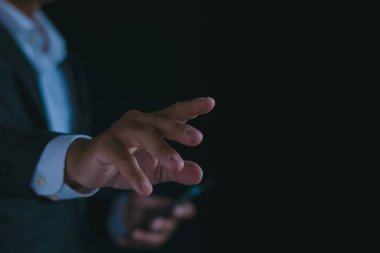 İş adamları çalışmak için telefonlarını kullanır ve yeteneklerini göstermek için ellerini uzatırlar..