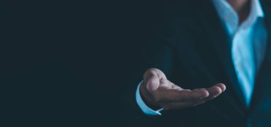 İş adamları çalışırken yeteneklerini göstermek için ellerini uzatırlar..