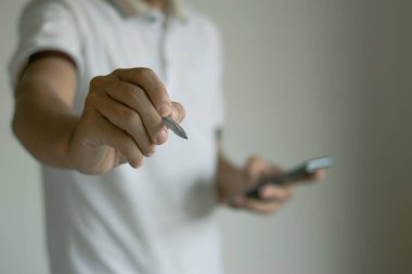 Akıllı telefonlar sohbet etmek ve konuşmak için. ve kalem tutan erkek eller kullanıyor.