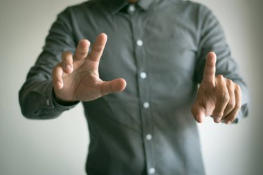 Erkek eli uzatılmış ve işaret edilmiş, iş konsepti