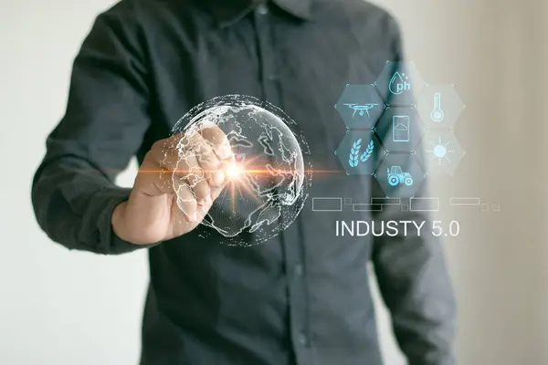 Endüstri 5.0, akıllı fabrika endüstrisinde mühendislerin ve teknolojinin işbirliği