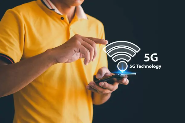 Erkeklerin 5G ağına bağlanmak için cep telefonu kullanmaları yüksek teknoloji ürünü. Nesnelerin Sanal İnternet 'i bir çeşit yüksek teknolojidir ve tüm cihazlar 5 G' lik yüksek hızlı internete bağlıdır ve onu kontrol eder..