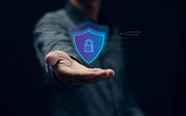 Siber güvenlik ve gizlilik kavramları iş adamları tarafından veri, kilit simgeleri ve İnternet ağ güvenlik teknolojisi korunması için kullanılır.