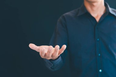 Elini uzatan kişi..