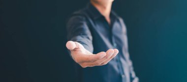 Erkek eli uzatan bir el, metni girmek için boş alanla çıkar, kullanması kolaydır