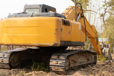 İşten uzaklaşmak için park etmiş bir kepçenin arka görüntüsü..