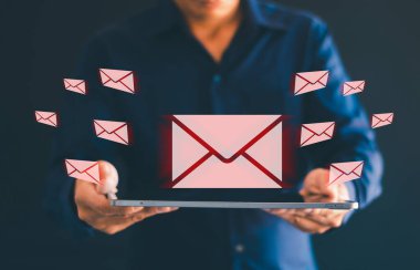 Tablet kullanan erkeklerin spam ikonları, mobil spam linkleri, holografik teknoloji temalı virüs e-posta ikonları ve bilgisayar korsanları vardır..