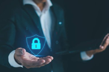 İş adamları bilgisayar, ağ veri koruması, güvenli erişim kodları ve kullanıcı kişisel bilgilerine kolay erişim tehlikesi kullanır