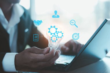 Eldeki ampul, internet bağlantısı, bulut bilgisayarı, uygulama teknolojisi, iş dünyasının küresel internet bağlantı katmanı, dijital pazarlama, finans ve bankacılık, dijital bağlantı teknolojisi, büyük veri