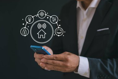 Şeylerin interneti akıllı evlere bağlıdır. Akıllı ev teknolojisi, aile hayatının gelişmesine yardımcı olan elverişli bir yaşam aracıdır..