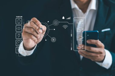 Akıllı ev akıllı ev sistemlerini birbirine bağlayan şeylerin internet teknolojisi, ses komutları ve uzaktan kumandayla ailenin rahatlığını artıran ve otomatik olarak çalışabilen bir sistemdir.