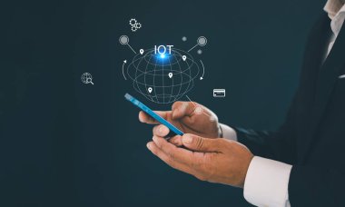 Nesnelerin İnterneti teknolojisi çeşitli elektronik cihazları birleştirir, bu da bulut depolama alanı aracılığıyla verileri sistematik olarak toplayabilir..