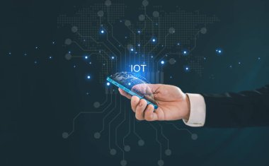 Sistemli veri toplama ve bulut depolama ile ilişkilendirilebilen çeşitli elektronik cihazları birleştiren şeylerin interneti