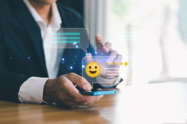 İş adamı internette araştırma yapmak için akıllı telefonu kullanıyor. Müşteri hizmetlerinin memnuniyet değerlendirmesi, kalite ve standartları, kullanıcı tatmini, müşteri hizmetleri deneyimi ve iş memnuniyeti anketi kavramı.