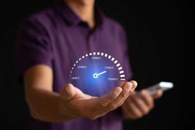 Akıllı telefon hız testi ve internet hız ölçümünün sanal ekranında tutuluyor. İnternet ve teknoloji konsepti. Yüksek hızlı internet kavramı.