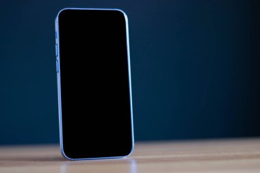 Masada cep telefonu ekranı ve ekranda boş alan