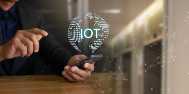 Şeylerin IoT İnternet Dijital İş Konsepti Küresel İnternet Ağ Bağlantısı Sosyal Medya Pazarlama Çevrimiçi İş Dünyası Tüm Bağlı Aygıtlar