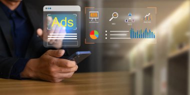 Çevrimiçi satış kavramı, dijital pazarlama, çevrimiçi reklam stratejisi analizi web siteleri ve sosyal medya, dijital pazarlama, reklamcılık, ürün reklamcılığı, ürün veya hizmet tanıtımı dijital araçlar yoluyla.