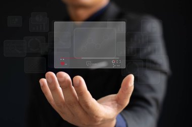 AR, elektronik cihazların ekranı aracılığıyla sanal bilgiyle geliştirilmiş sanal bir dünya teknolojisidir..