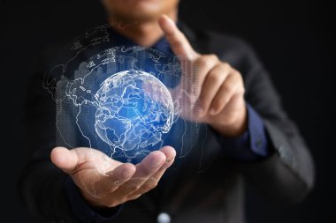 AR, elektronik cihaz ekranları, resimler ve videolar aracılığıyla sanal bilgiyle geliştirilmiş bir sanal dünya teknolojisidir..