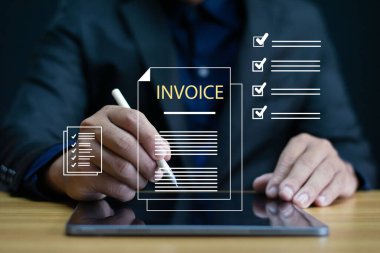 Dijital Fatura, Fatura Yönetimi, Ödemeleri Yönetmek İçin Dizüstü Bilgisayarı Kullanan Adam, Kontrol Listesi Finansal Çalışma Akımı, Elektronik Açıklama, Çevrimiçi Fatura İşleme Çözümü ve Vergi Hesapları