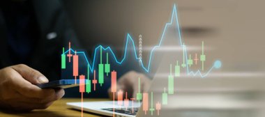 Ticari büyüme, grafikler ve grafikler için mali yönetim stratejileri geliştiren işadamı, döviz kurlarına göre büyüme için yatırım yapıyor.