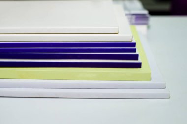 Ofisteki masada yığınla dergi, eğitim kavramı