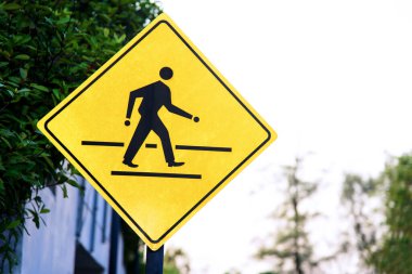 yaya trafik işaretleri uyarı çapraz