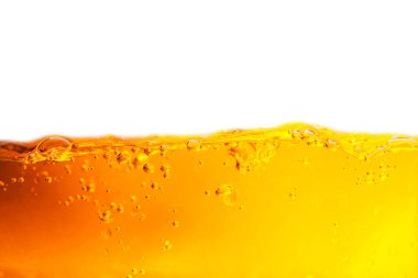 Beyaz arka planda baloncuklu portakal suyu. Makro. stüdyo