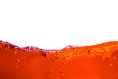 Beyaz arka planda izole edilmiş turuncu su sıçraması. Turuncu su sıçramasını kapat.
