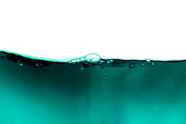 Close Πράσινο Μπλε Νερό Φυσαλίδες Απομονώνονται Λευκό Φόντο — Φωτογραφία Αρχείου