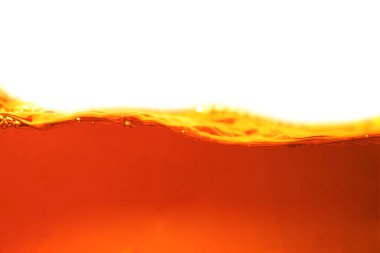 Beyaz arka planda izole edilmiş turuncu su sıçraması. Yakın çekim.