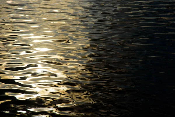夜晚的阳光反射在水面上 — 图库照片