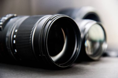 Koyu gri arka planda dijital kamera lensinin yakın plan görüntüsü