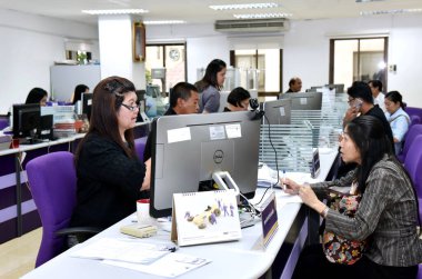 Bangkok, Tayland, 3 Ağustos 2017. Bir bayan çalışan tezgahta müşteriyle konuşuyor. İş konsepti.