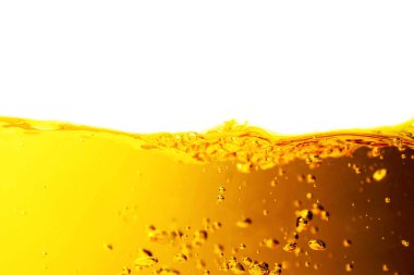 Meyve suyu, bira, sebze yağı gibi su yüzeyinde beyaz arka planda izole edilmiş kabarcıklar var..