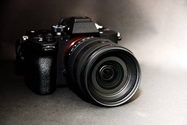 Siyah arka planda aynasız dijital kamera. İzole edilmiş