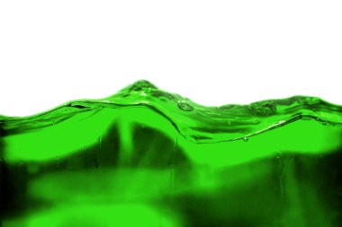 Beyaz zemin üzerinde hava kabarcığı olan su dalgası izole edilmiş yeşil su