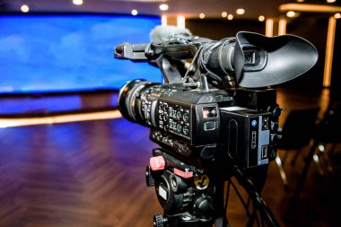 Seminer odasındaki bir stantta video kamera var.