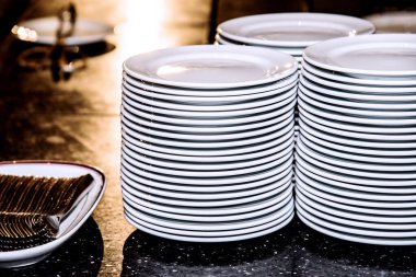 Kaşık ve çatalla tabağı restorandaki masaya koy.