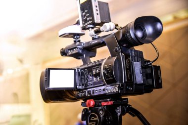 Metnin için boş ekranı olan tripoddaki profesyonel video kamera.