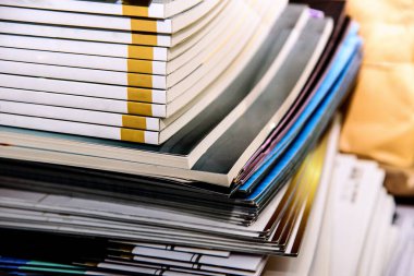 Masada kitap ve dergi yığını, eğitim konsepti