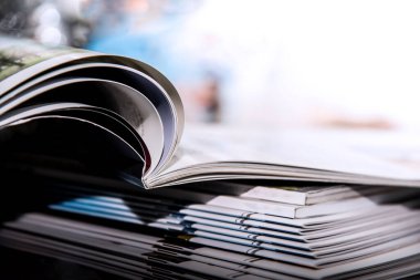 Bir masanın üzerinde kitabı aç