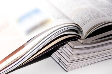 Beyaz arkaplanda izole edilmiş kitabı aç