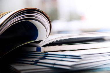 Açık kitap yığını