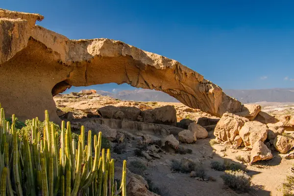 Arco de Tajao, Tenerife, Kanarya Adaları 'ndaki doğal kemerdir.